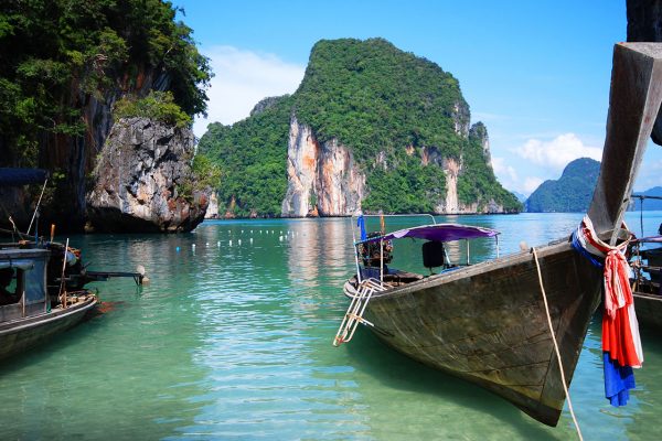 Longtail e falesie calcaree nella baia di Phang Nga