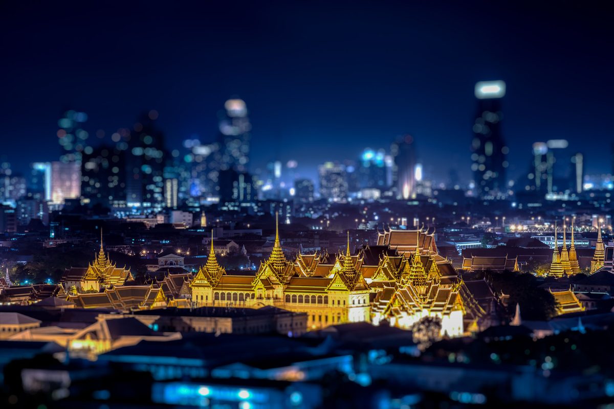 Il fiume Chao Phraya a Bangkok al crepuscolo