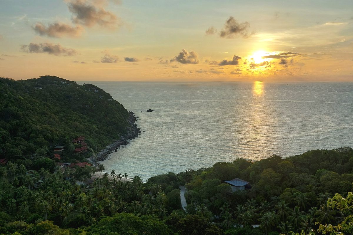 L'alba sulla baia di Ao Leuk a Koh Tao