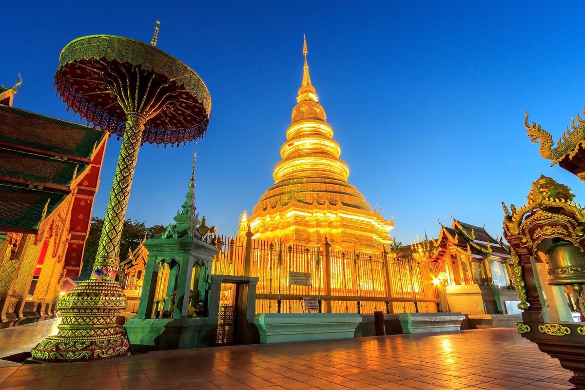 Un chedi dorato in un tempio del nord della Thailandia