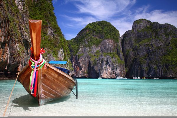Un longtail nella laguna di Pileh alle isole Phi Phi