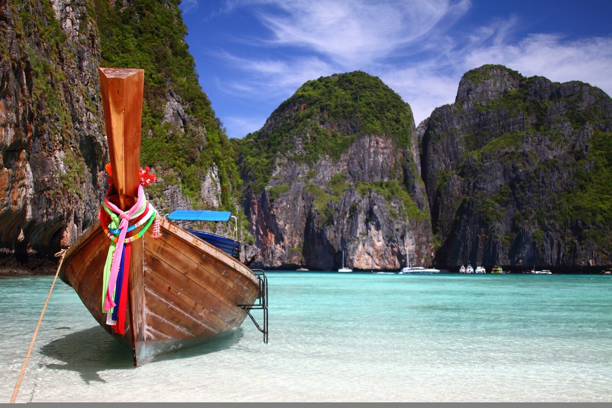 Un longtail nella laguna di Pileh alle isole Phi Phi