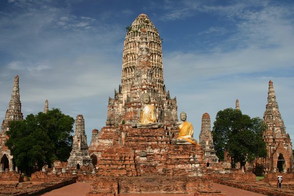 Il Wat Chaiwatthanaram sulla riva del fiume ad Ayutthaya