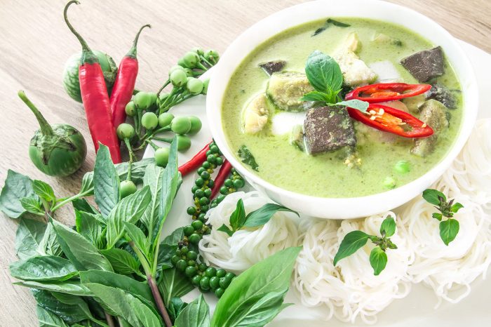 Il curry verde thailandese con il pollo