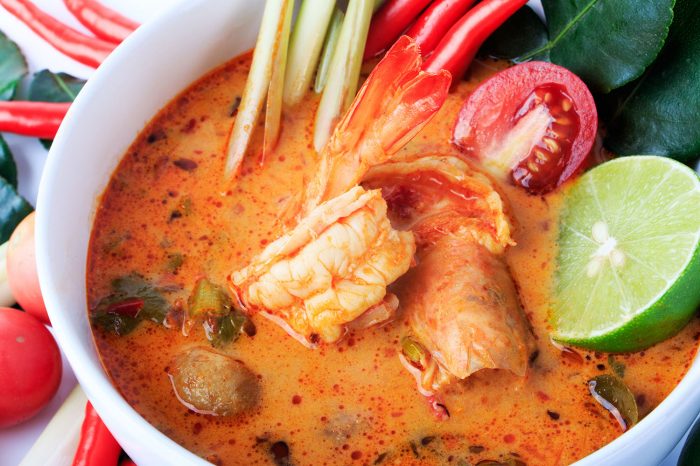 La tom yum goong servita fumante