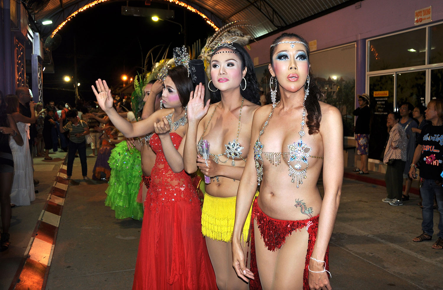 Artiste di cabaret in costume di scena in una strada di Patong di notte