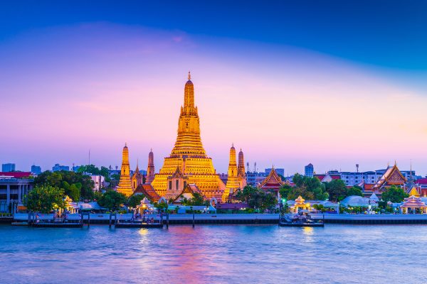 Il Wat Arun sul fiume Chao Phraya al tramonto