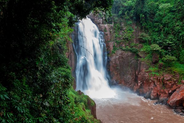 Il salto della cascata di Haew Narok a Khao Yai
