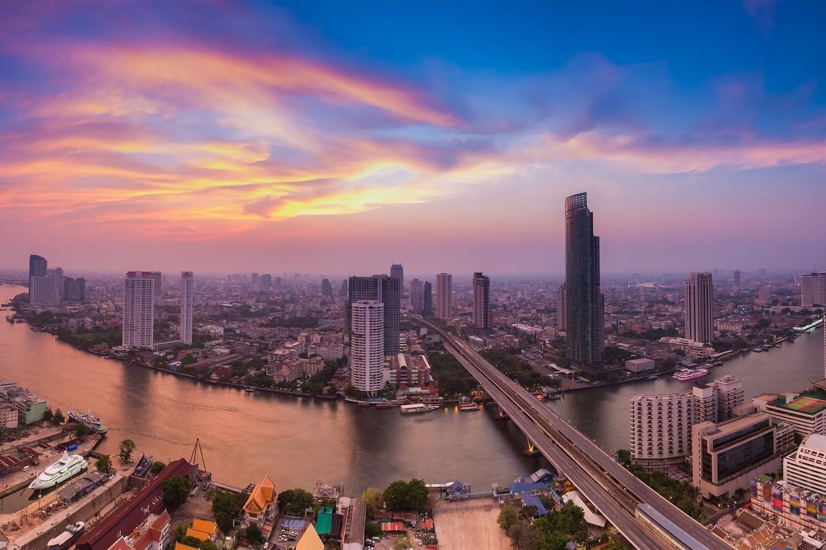 L'ansa del Chao Phraya e i grattacieli di Bangkok al tramonto