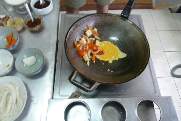 Il wok durante un corso di cucina thailandese