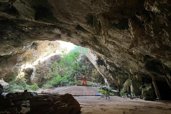 Il padiglione dorato nella grotta di Phraya Nakhon