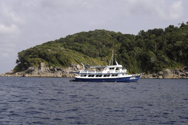 Una barca da immersione davanti ai massi di granito delle isole Similan