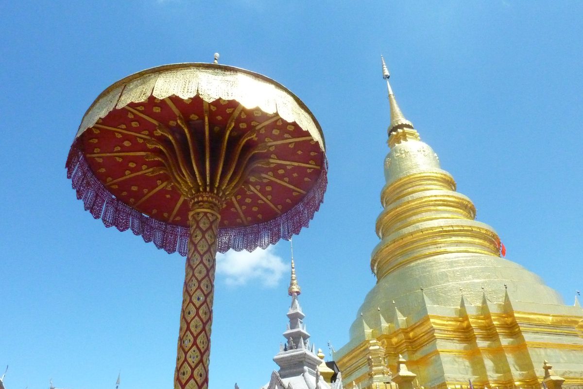 Il chedi dorato di Wat Phra That Hariphunchai a Lamphun