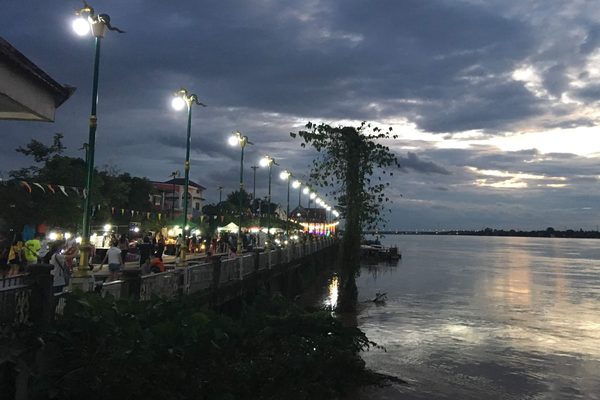 Il mercato serale sul lungofiume di Nong Khai