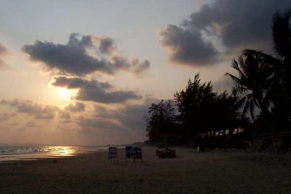 La lunga spiaggia di Mae Ramphueng a Rayong