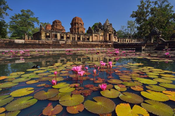 Le vasche e i prang del Prasat Muang Tam