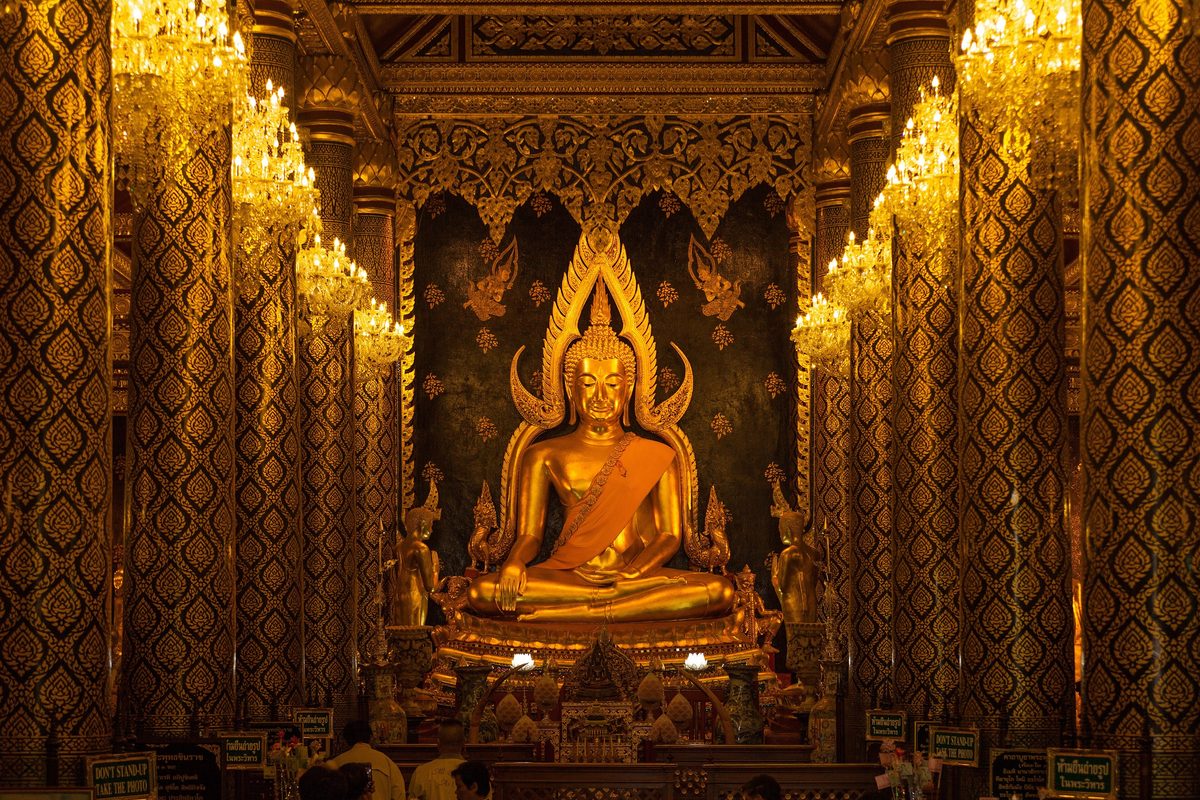 Il Phra Buddha Chinnarat con la mandorla di fiamme