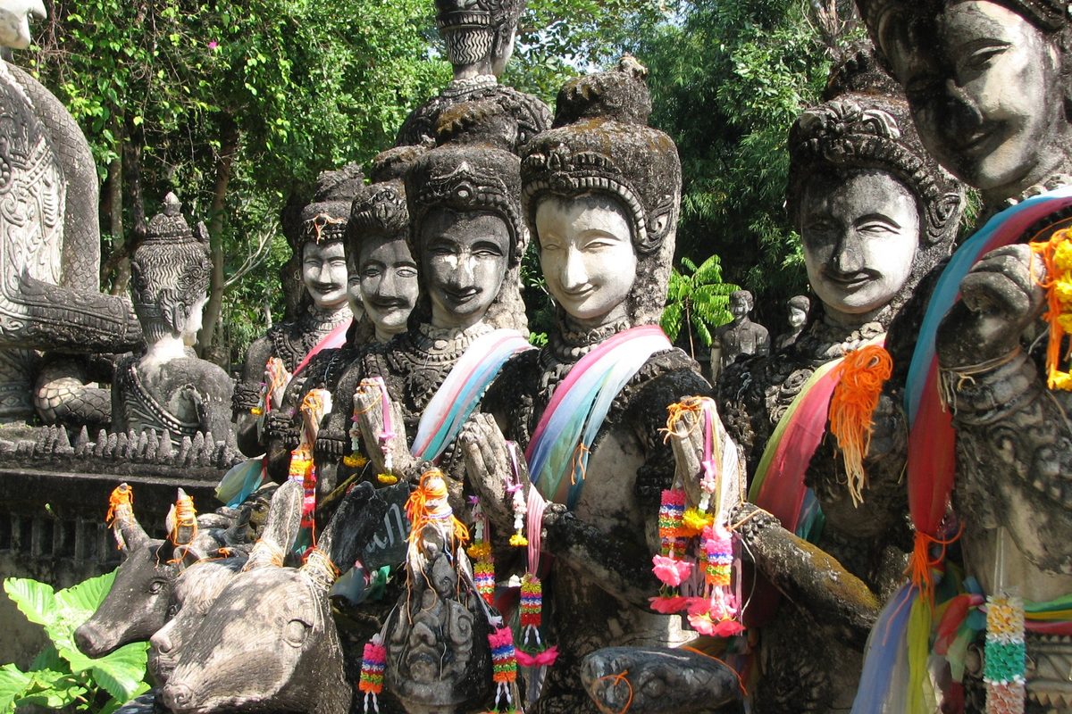 Il Buddha sotto il naga a sette teste di Sala Kaew Ku
