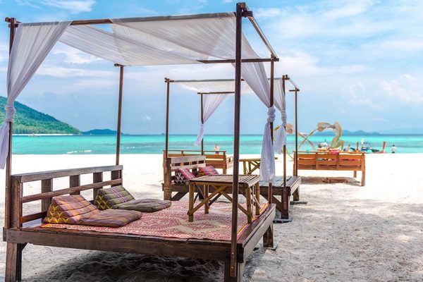Una spiaggia di Koh Lipe con le barche a coda lunga