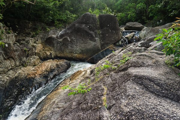 I massi e le pozze della cascata di Than Sadet