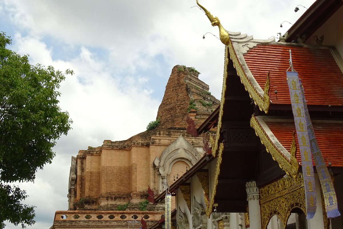 Il chedi in mattoni del Wat Chedi Luang a Chiang Mai