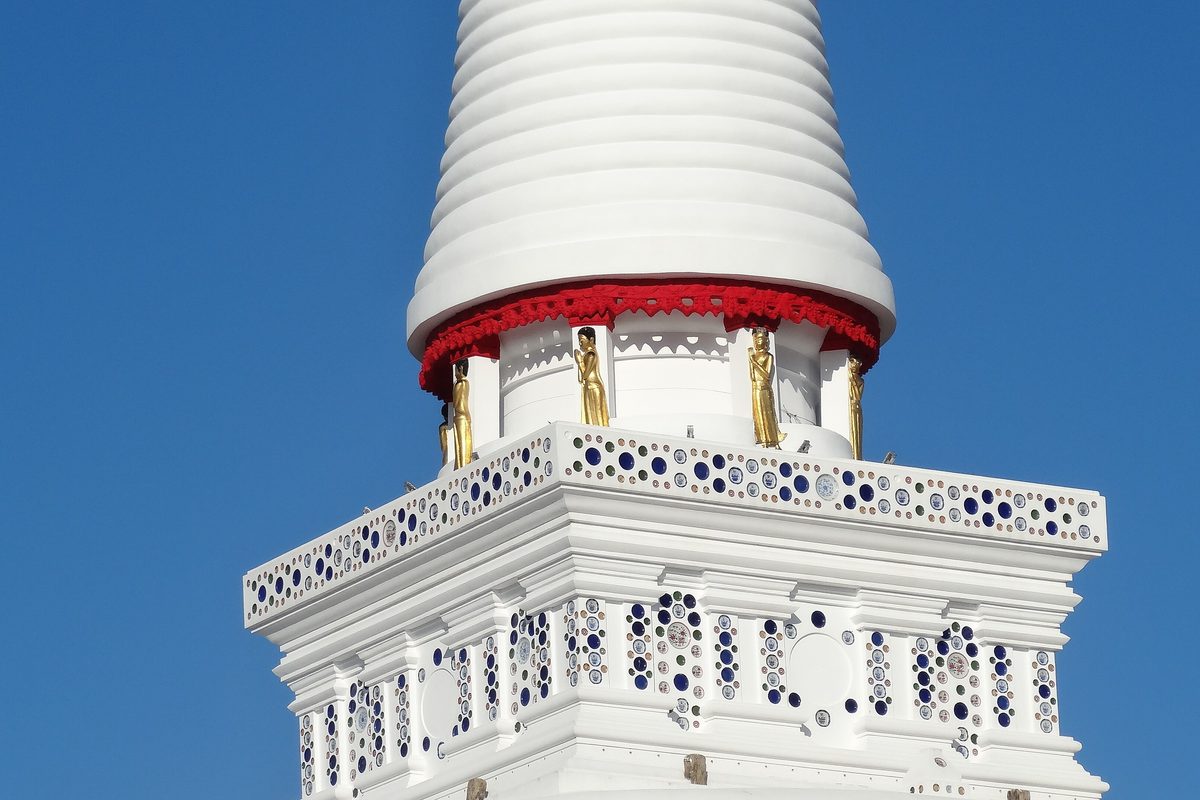 Il chedi bianco con il puntale dorato del Wat Phra Mahathat