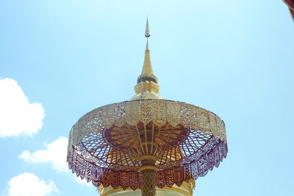 Il chedi dorato del Wat Phra That Hariphunchai a Lamphun
