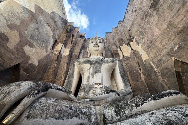 Il Buddha Phra Achana nella fessura del Wat Si Chum