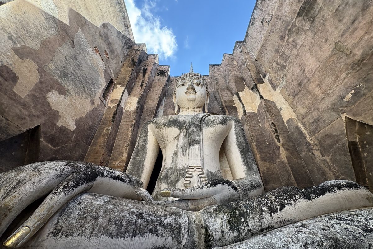 Il Buddha Phra Achana nella fessura del Wat Si Chum